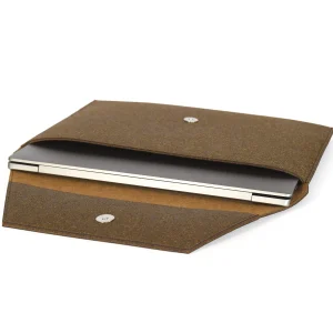 Vegan laptop sleeve made from palm tree waste, water-resistant and tear-resistant, perfect for sustainable travel.